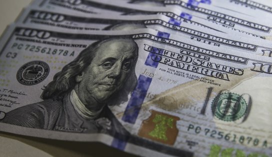 Vai viajar para o exterior? Dólar cai e chega a R$ 5,16 neste sábado; preço do euro também está em queda