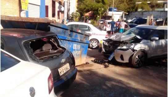 Sai da frente! Motorista perde controle de veículo e provoca colisões em sequência, na Avenida Garibaldi 