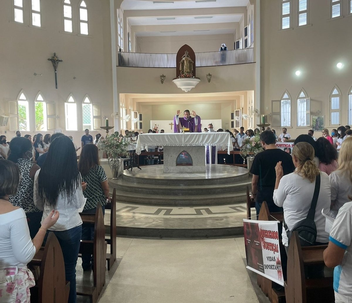 Familiares e amigos de estudante assassinada em assalto participam de Missa de 7º dia; "não pode ficar em vão"