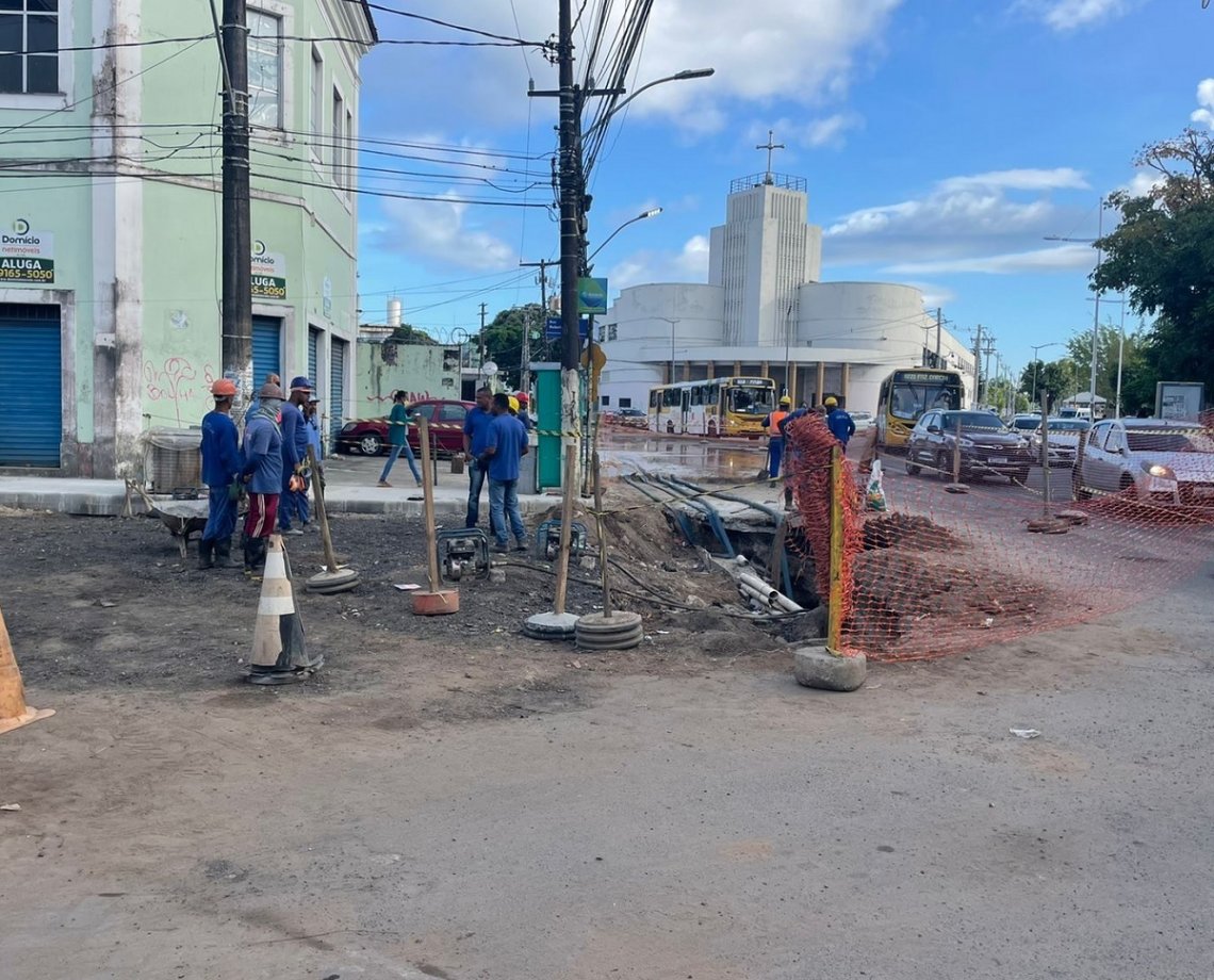 Obras de macrodrenagem deixam trânsito prejudicado na região do Largo de Roma, em Salvador 