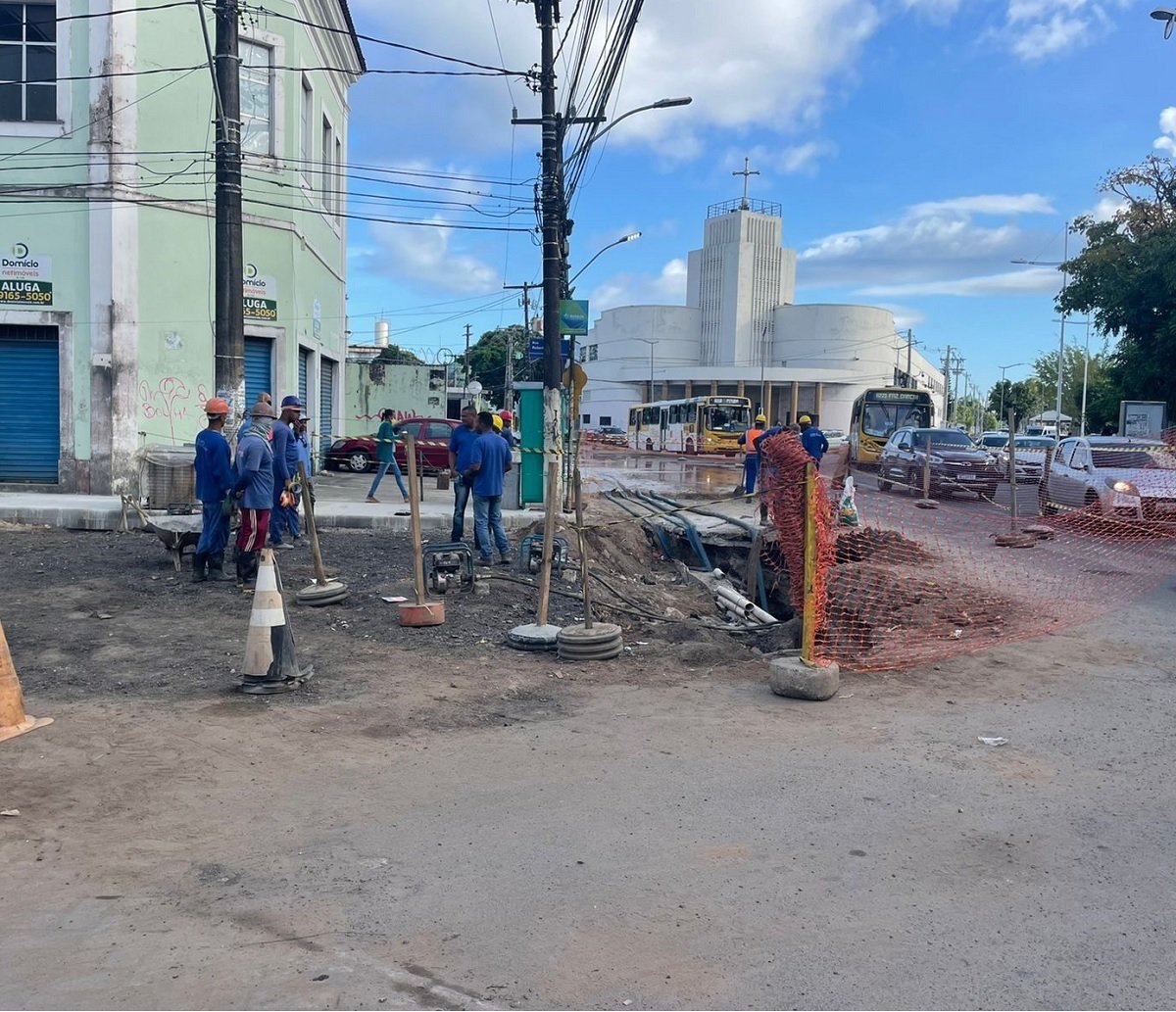 Obras de macrodrenagem deixam trânsito prejudicado na região do Largo de Roma, em Salvador 