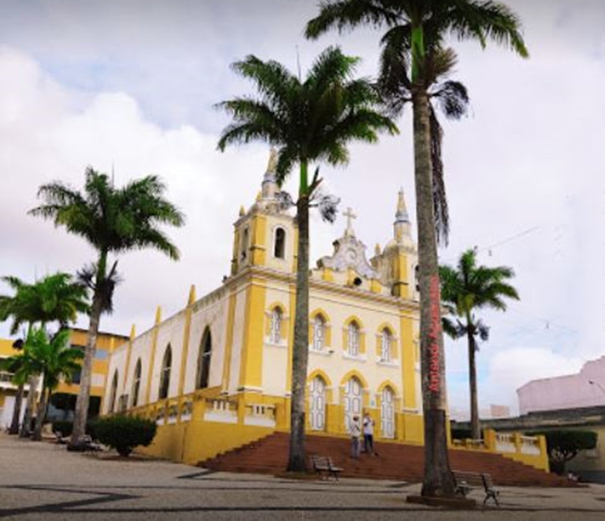 Coroinha é esfaqueado dentro de igreja no interior da Bahia e vídeo mostra tudo; assista  