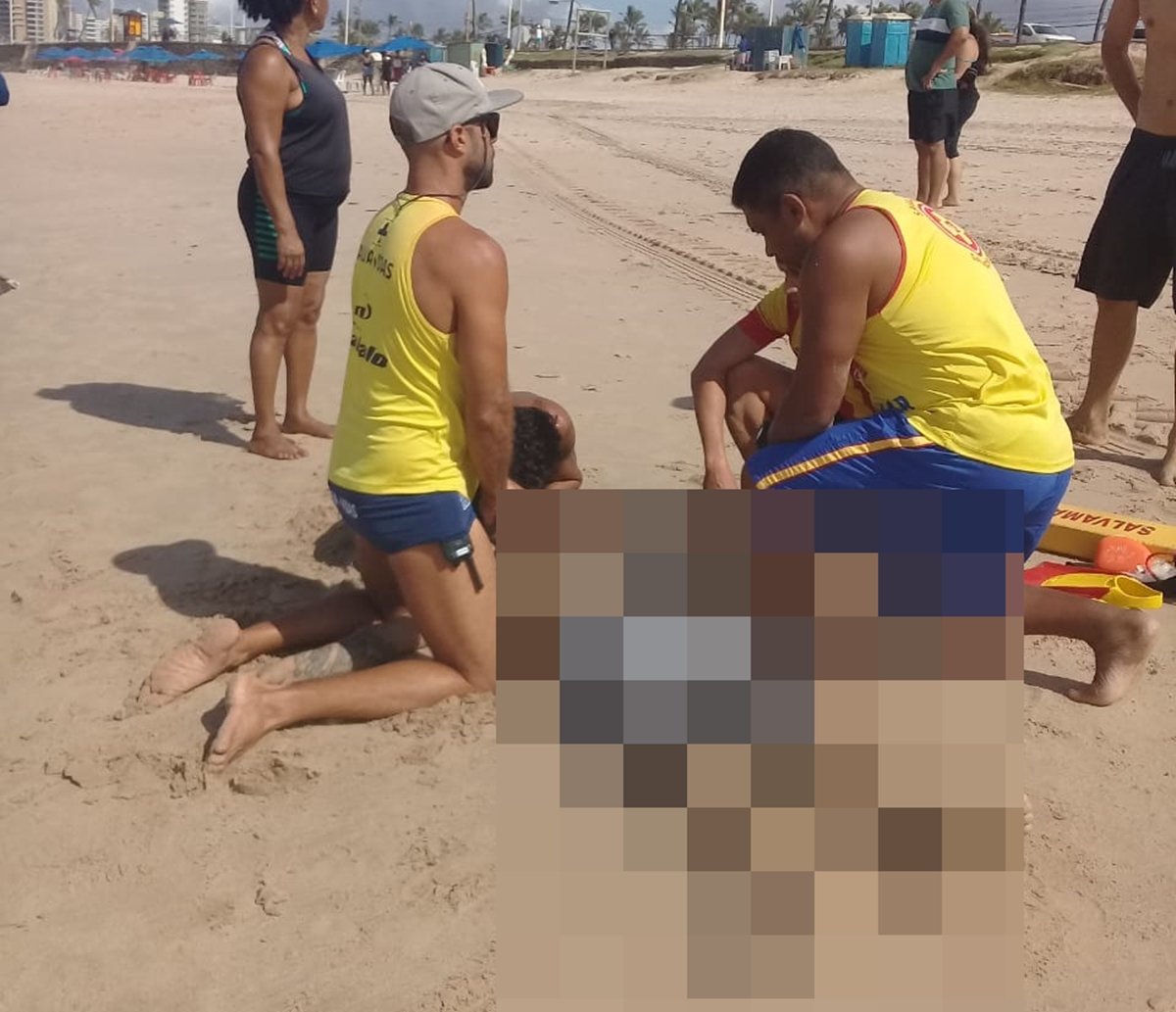 Homem morre e outros dois precisam de atendimento após afogamento na praia de Piatã, em Salvador 