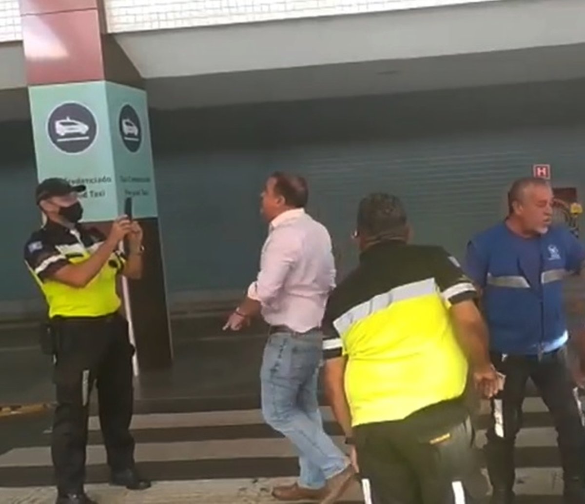 Deputado federal briga com agentes da Transalvador e chega a tomar celular de servidor no aeroporto; assista