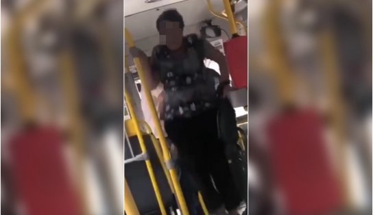 Fugindo de briga, idosa surpreende ao precisar pular catraca de "busu" e vídeo viraliza; assista  