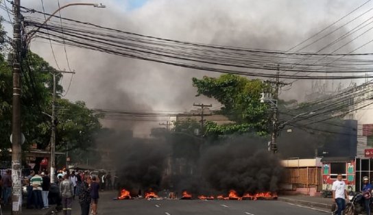 Trabalhadores do sistema de trens desativado no Subúrbio de Salvador fazem manifestação na Calçada