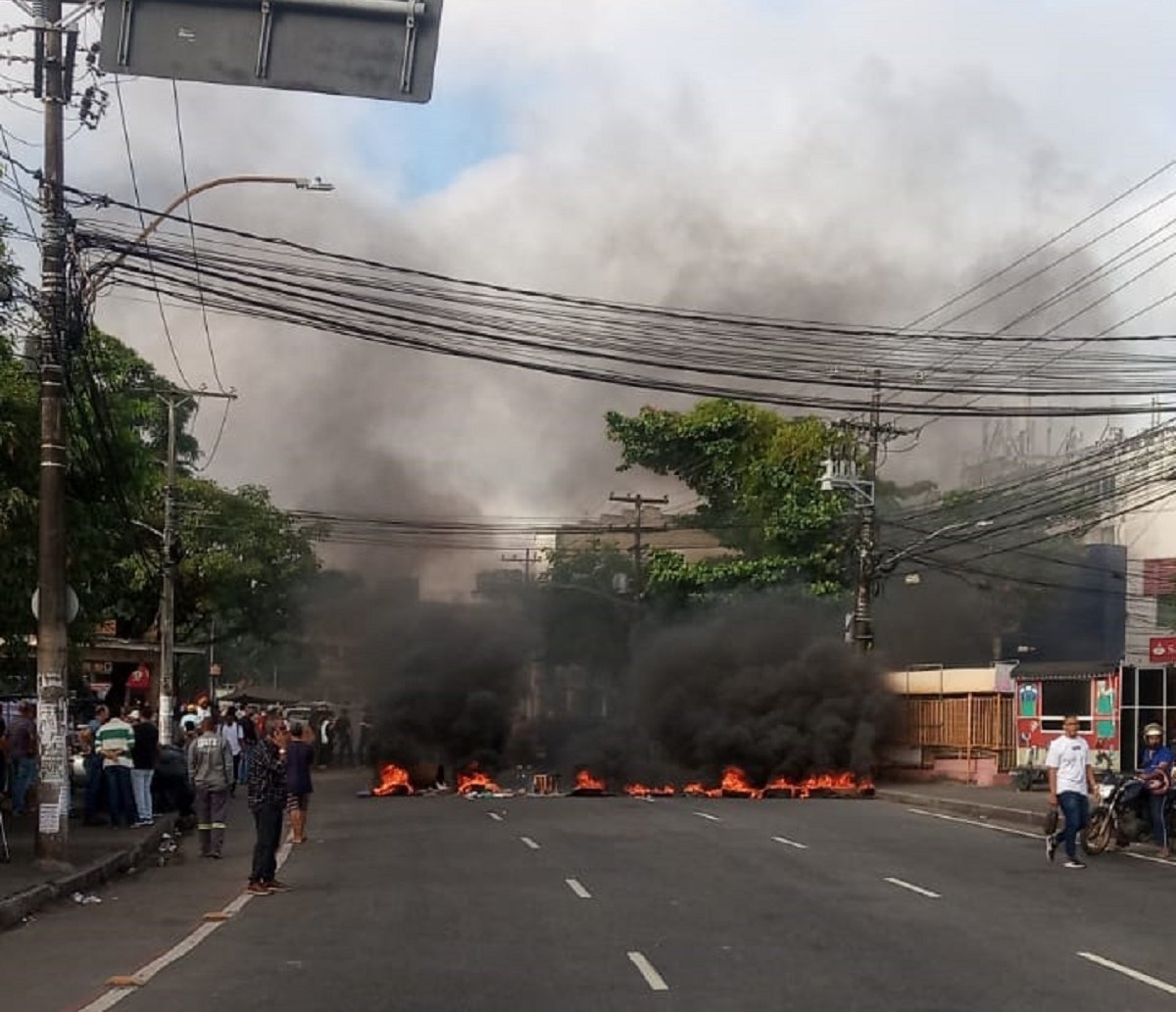 Trabalhadores do sistema de trens desativado no Subúrbio de Salvador fazem manifestação na Calçada