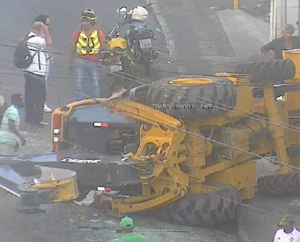 VÍDEO: Trator tomba em ladeira de Salvador e trânsito fica complicado no local