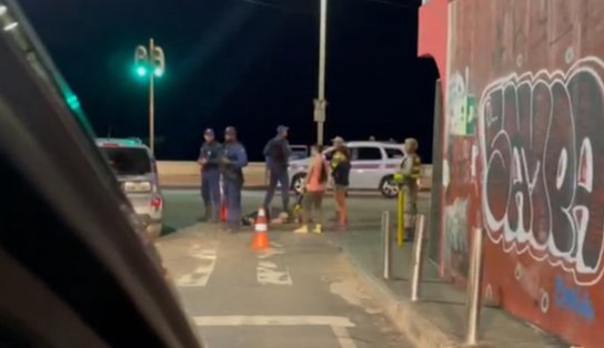 Jovem de patinete é atropelado por ônibus no Rio Vermelho; vídeos mostram vítima caída