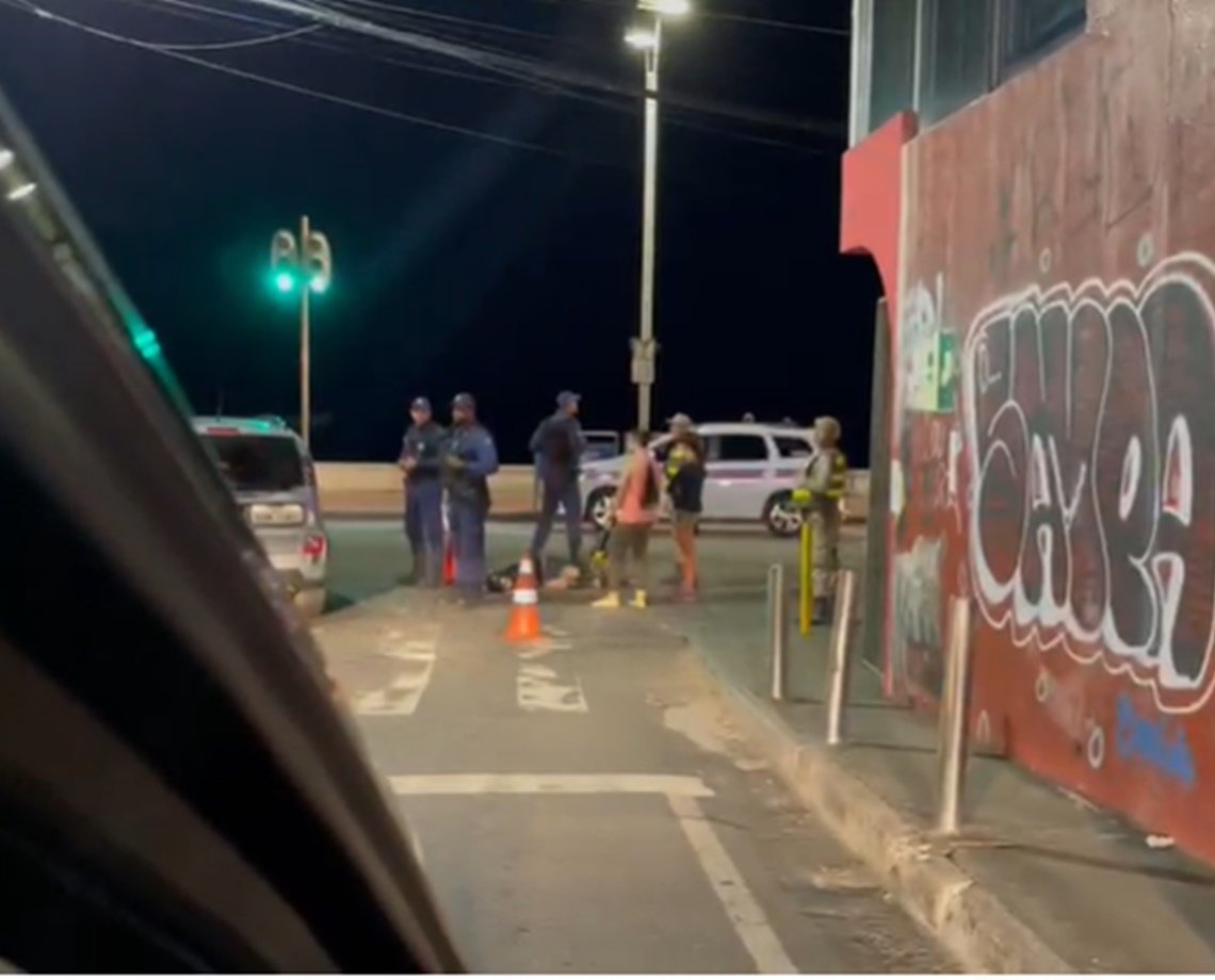 Jovem de patinete é atropelado por ônibus no Rio Vermelho; vídeos mostram vítima caída