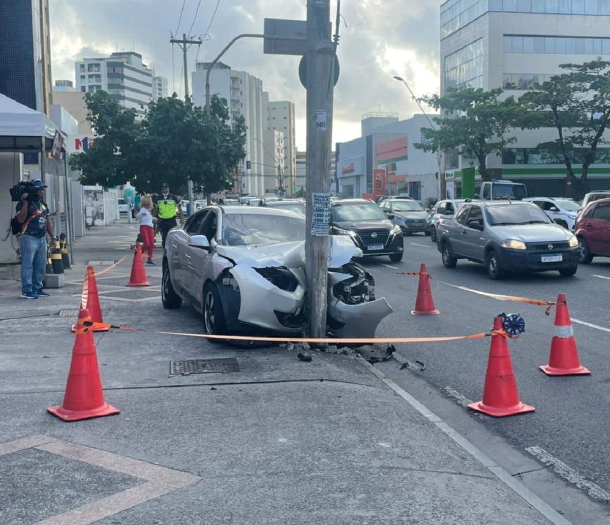 Motorista perde controle da direção, carro bate em poste e duas pessoas ficam feridas na Pituba