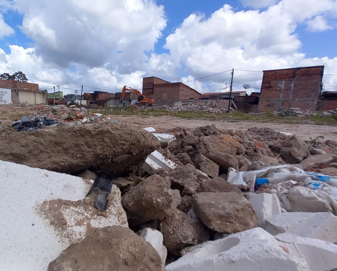 Prefeitura de Camaçari faz demolição de residências e moradores acusam ação de ser indevida: "É triste"