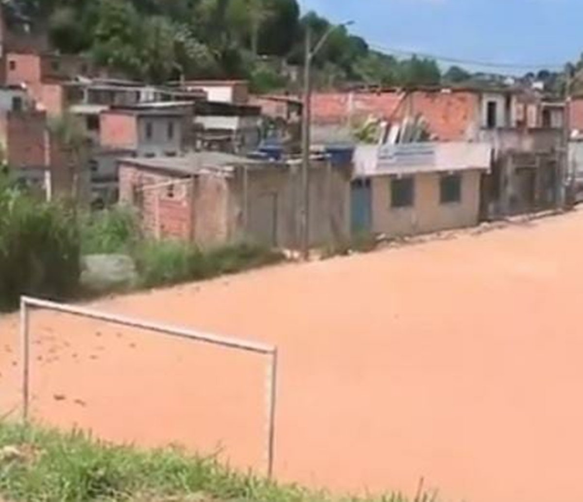 Moradores da comunidade Don Lucas, em Castelo Branco, pedem requalificação de quadra de esportes