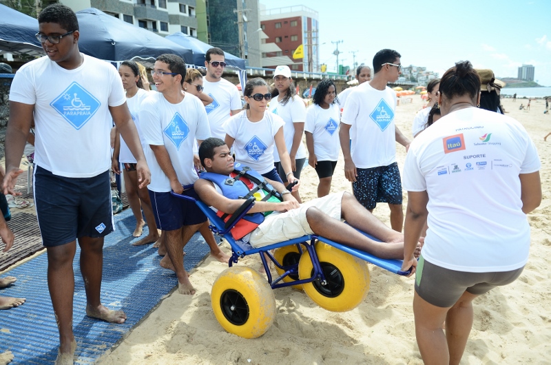 Projeto promove banho de mar para deficientes físicos