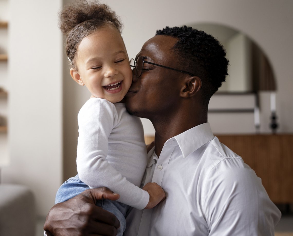 Ser pai pode transformar um homem? Especialista responde sobre as mudanças no cérebro masculino