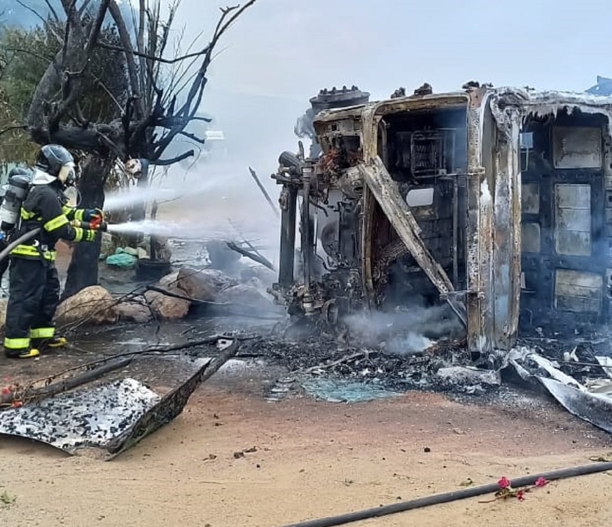 Motorista de caminhão fica ferido após veículo tombar e pegar fogo na BR-116