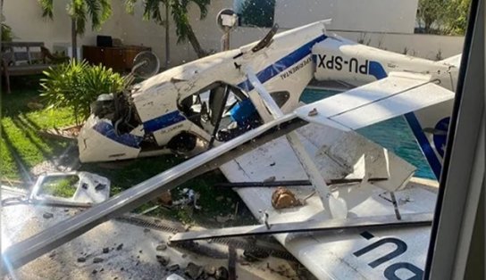 Avião cai em quintal de mansão no Rio de Janeiro; tripulantes foram hospitalizados