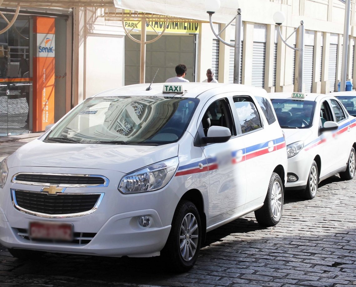 Atenção taxista! Auxílio para combustível é depositado nesta terça em sua conta; este mês são R$ 2 mil