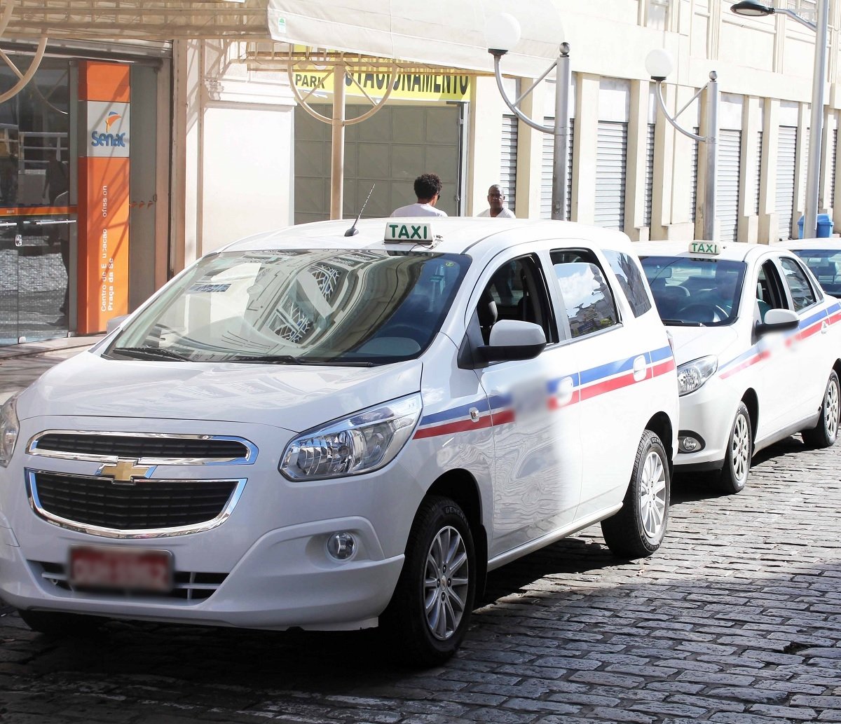 Atenção taxista! Auxílio para combustível é depositado nesta terça em sua conta; este mês são R$ 2 mil  