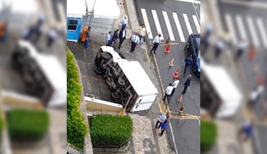 Caminhão tomba na frente de estacionamento de hospital no bairro da Barra, em Salvador  