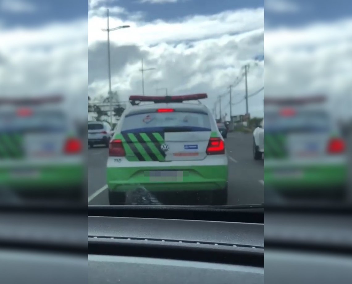 "Casa de ferreiro...": viatura da Transalvador é flagrada cometendo infração de trânsito na Paralela; confira qual