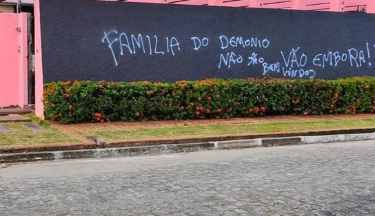 Mansão de família que tem um homem e oito mulheres é pichada; "demônio. Não são bem-vindos. Vão embora!".