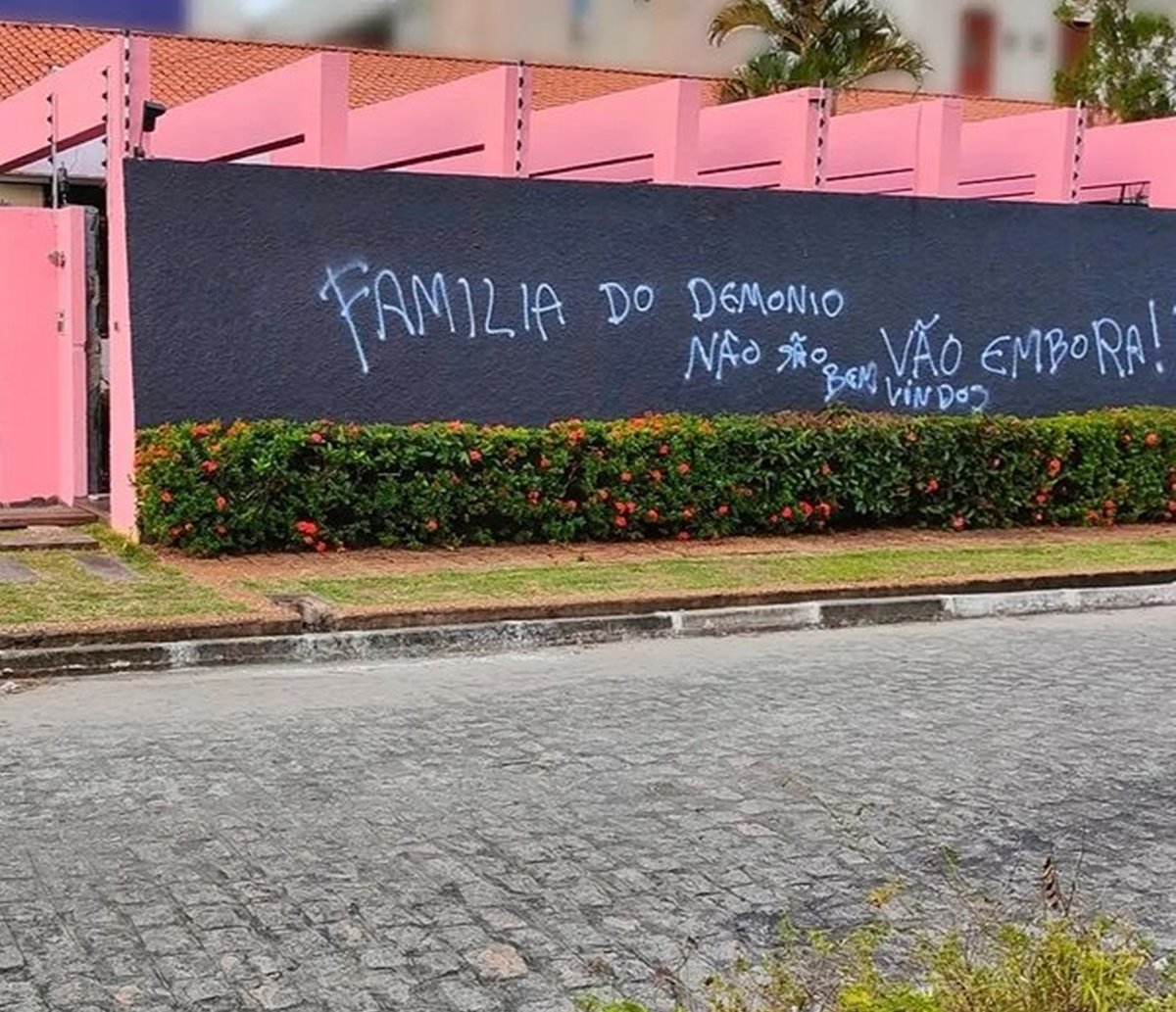 Mansão de família que tem um homem e oito mulheres é pichada; "demônio. Não são bem-vindos. Vão embora!".