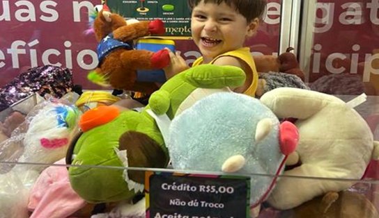 Tudo pelo brinquedo: criança fica presa em máquina de pelúcias de shopping 