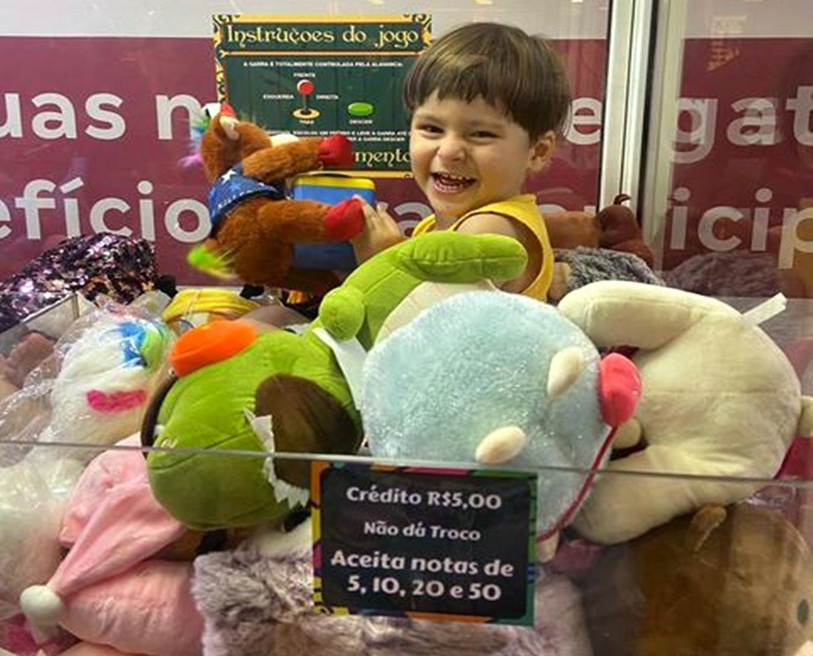 Tudo pelo brinquedo: criança fica presa em máquina de pelúcias de shopping 