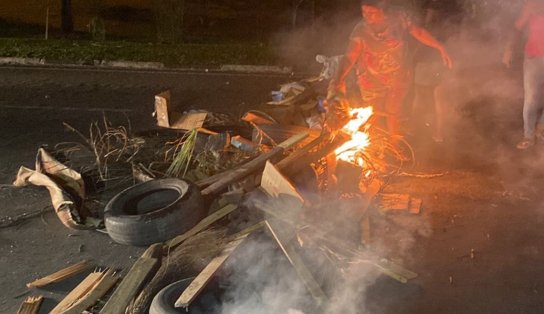 Família faz protesto e diz que jovem preso após tiroteio assinou sem saber declaração sobre drogas; entenda o caso