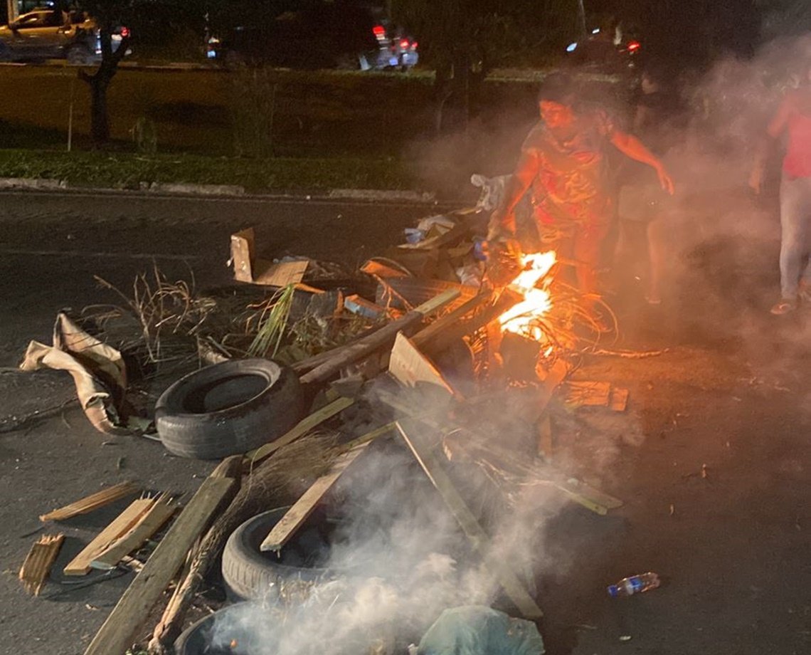 Família faz protesto e diz que jovem preso após tiroteio assinou sem saber declaração sobre drogas; entenda o caso