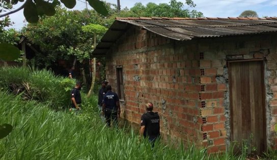 Idoso de 74 anos é preso por estuprar neta da companheira na Bahia; sangue em banheiro chamou a atenção  