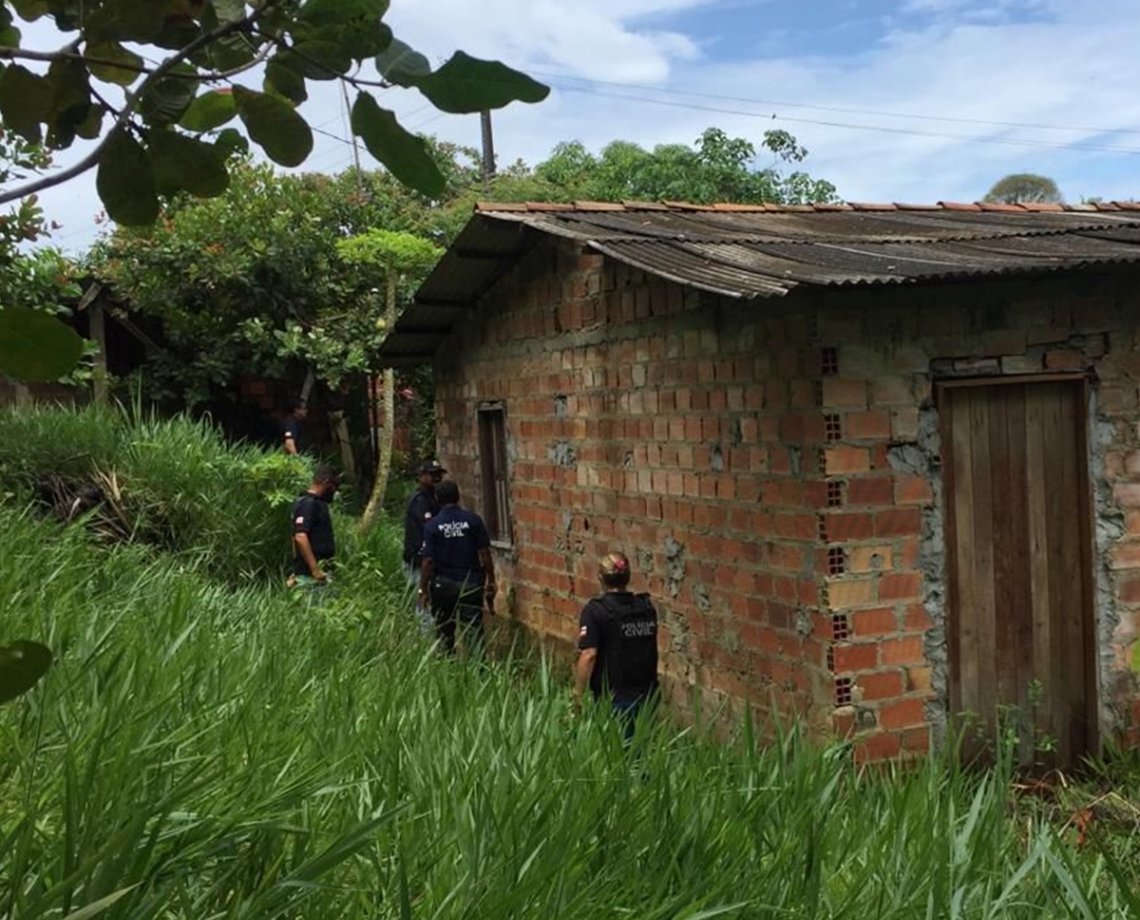 Idoso de 74 anos é preso por estuprar neta da companheira na Bahia; sangue em banheiro chamou a atenção