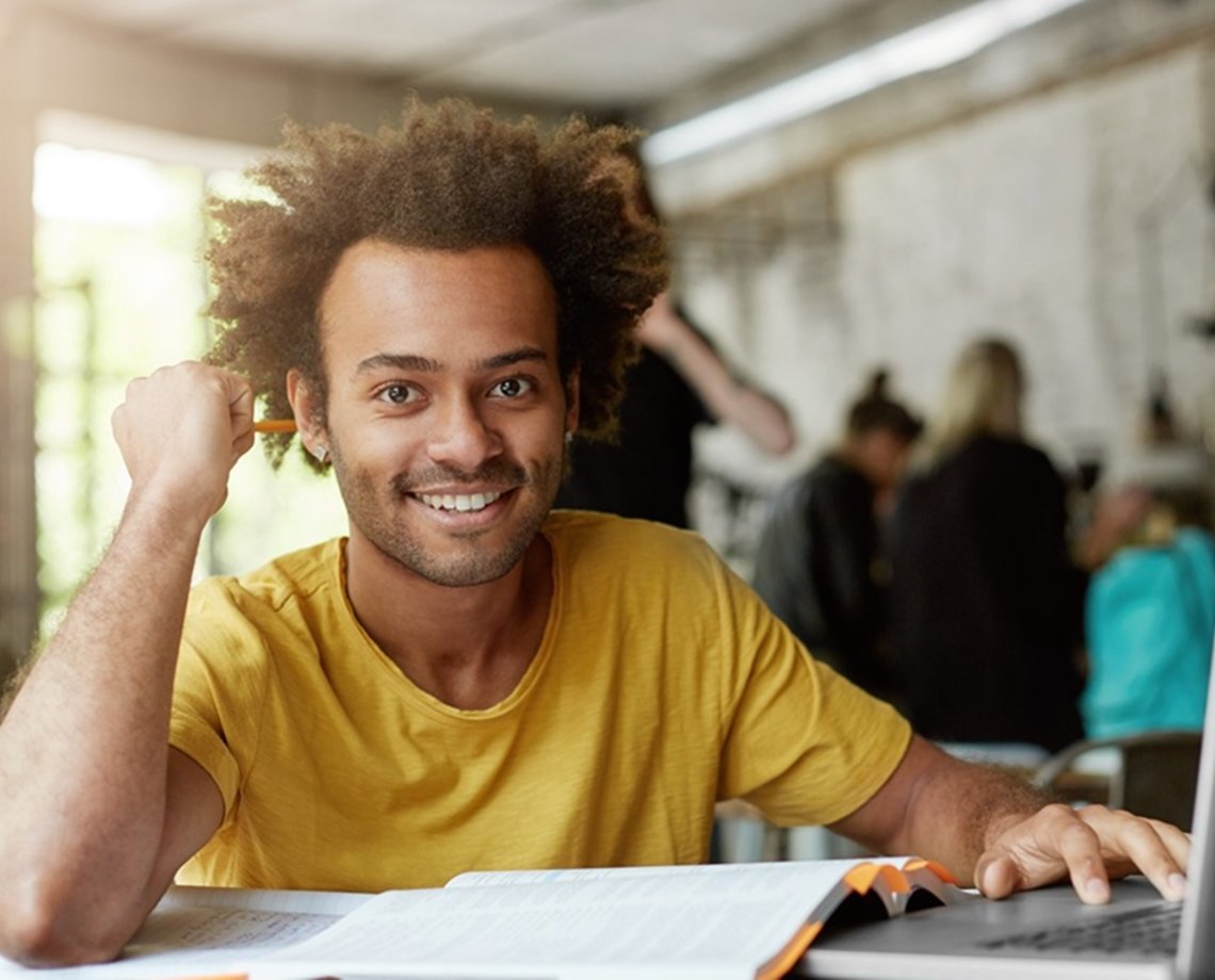 Pré-vestibular online e gratuito prepara estudantes negros para o Enem; confira