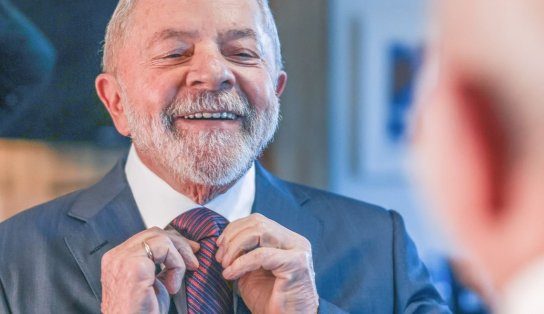 Lula promete investigar "qualquer hipótese" de corrupção caso seja eleito e critica lava-jato