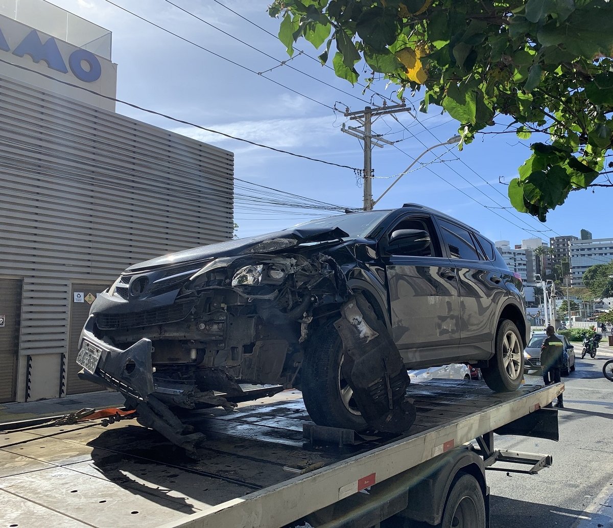 Carro bate em poste e acidente causa congestionamento no trânsito do Rio Vermelho, em Salvador 