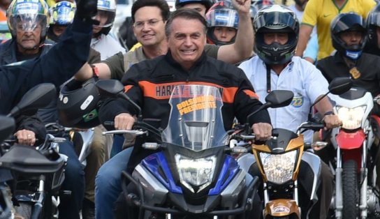 Ao lado de Roma, Bolsonaro participa de motociata em Conquista