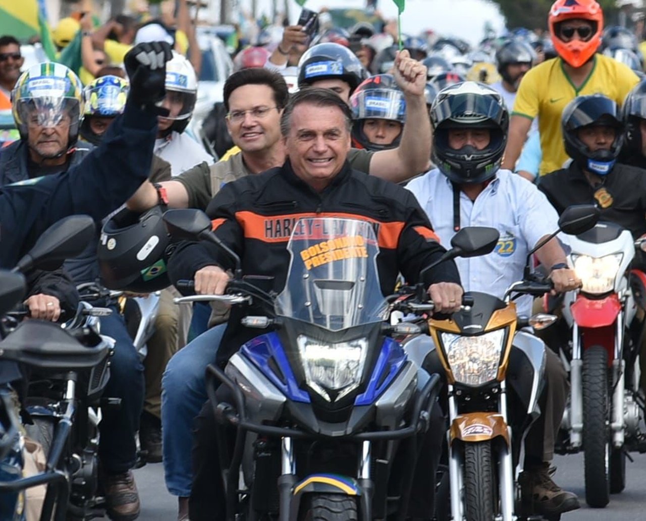 Ao lado de Roma, Bolsonaro participa de motociata em Conquista