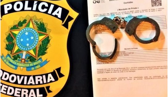 Durante blitz na BR-101,  agentes da PRF prendem homem acusado de homicídio