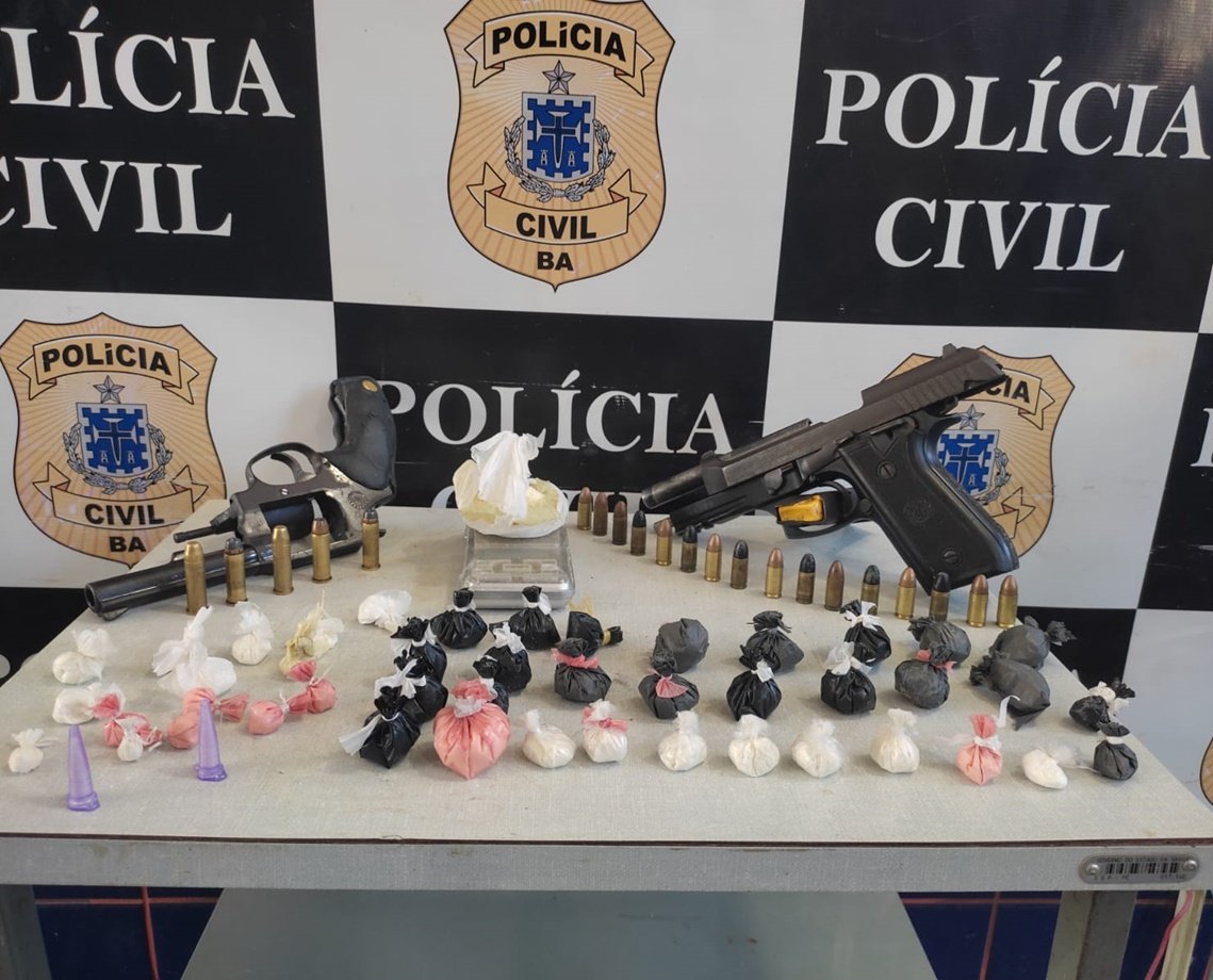 Dupla é detida com armas e pó em Santo Antônio de Jesus