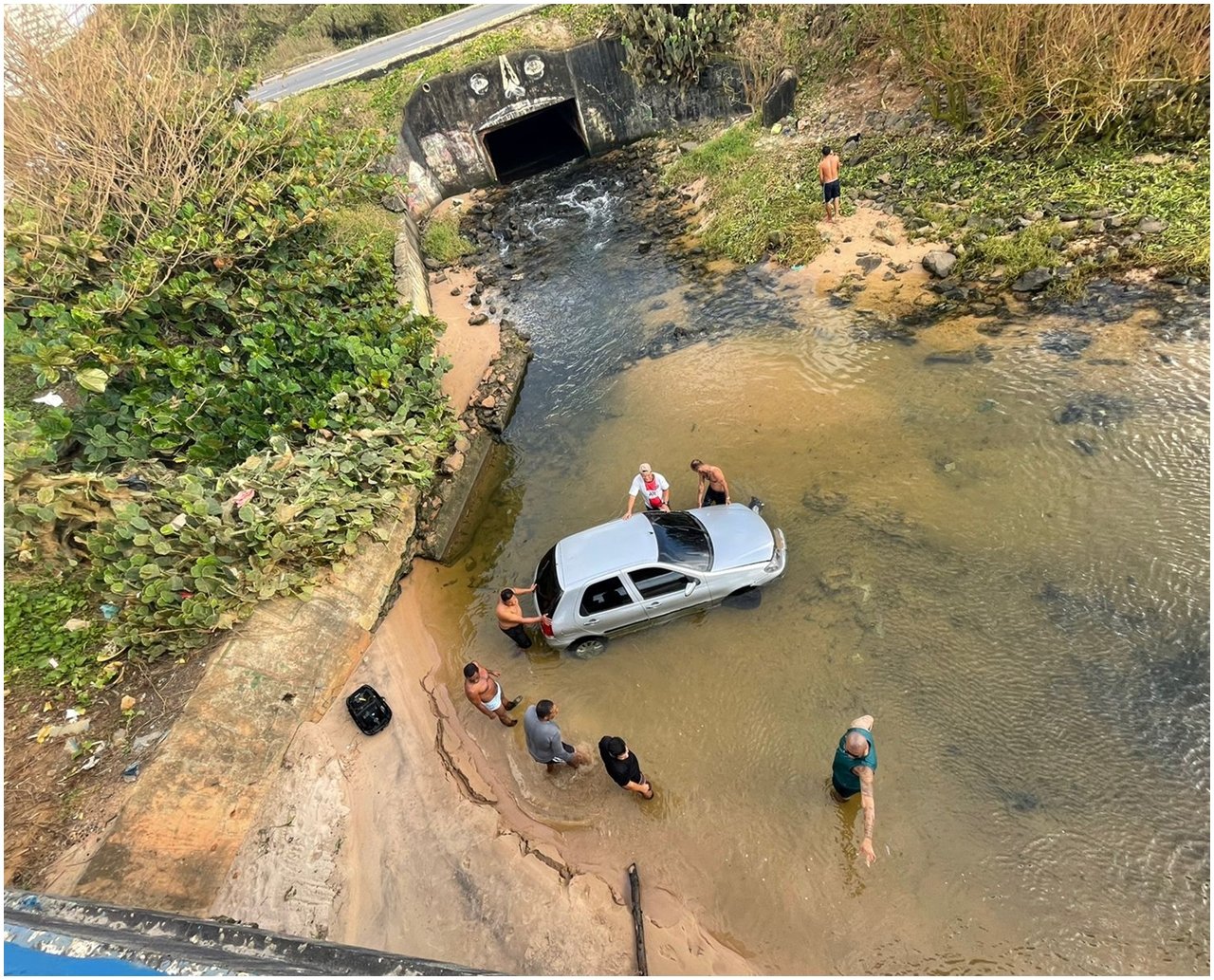 Motorista perde controle de direção e carro cai no Rio Jaguaribe, em Salvador; assista