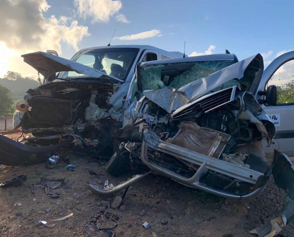 Oito ficam feridos após batida entre dois carros em acostamento de rodovia na Bahia