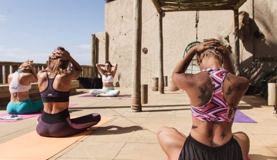 À beira-mar: aulas de yoga e meditação são oferecidas em bar no Rio Vermelho; inscrições abertas