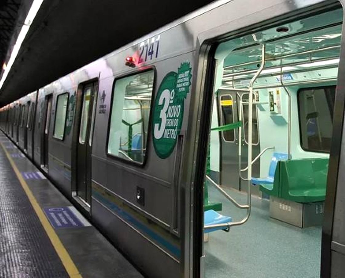 Passageira cega cai nos trilhos do metrô e precisa deitar para não ser atropelada; "ia morrer"