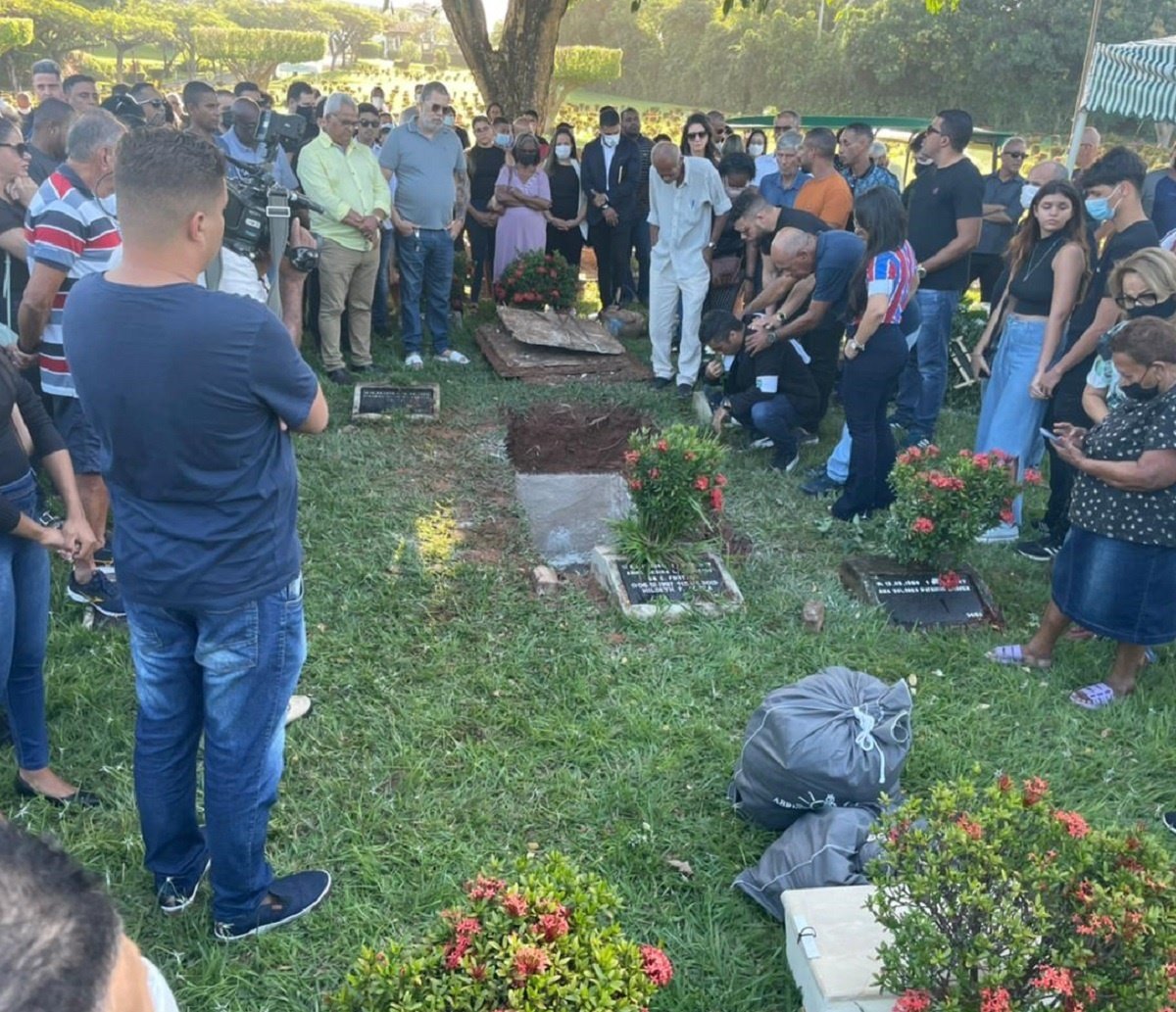 Familiares e amigos de Zé Bim se despedem do famoso repórter, em Salvador