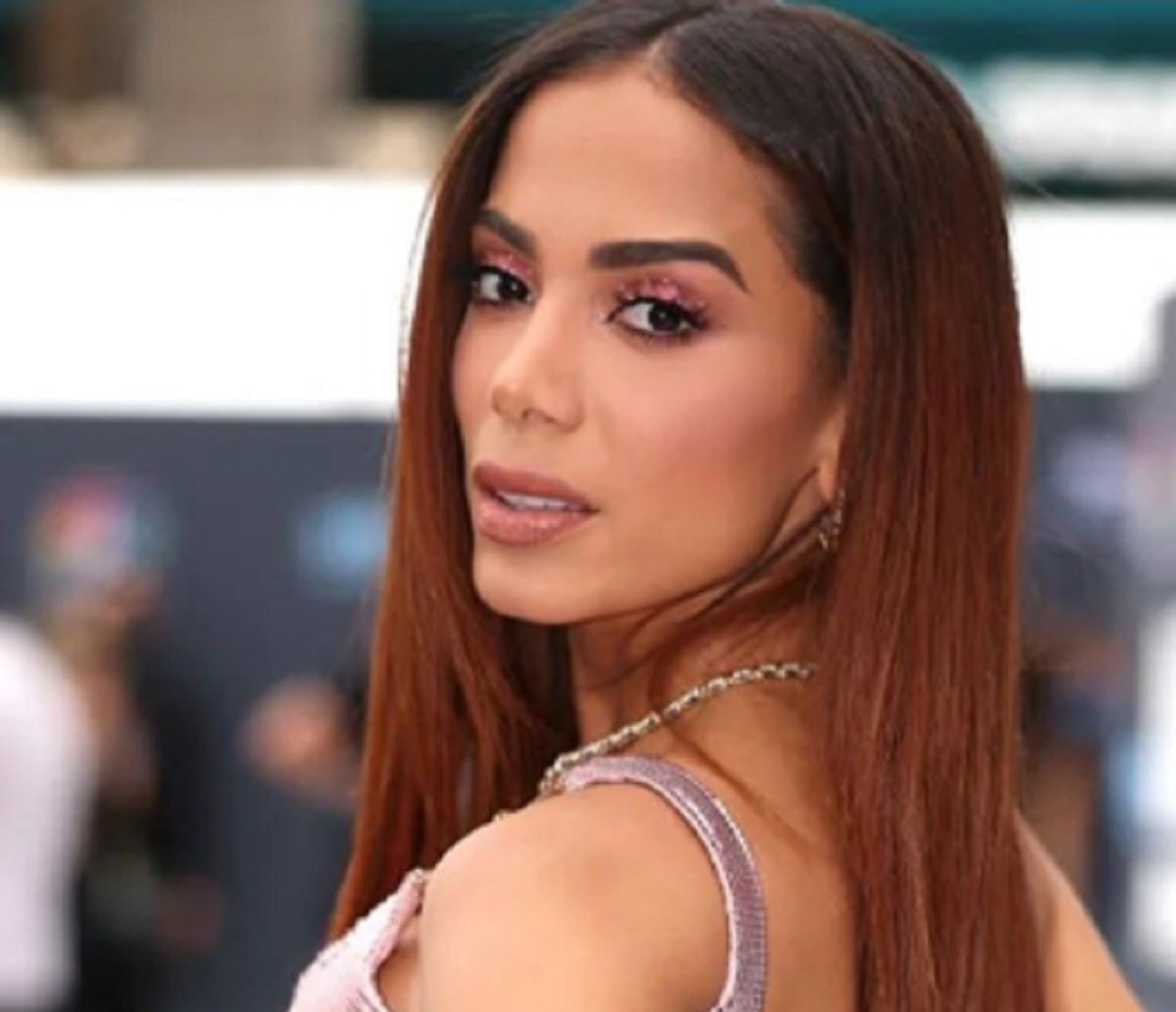 Em Miami, Anitta vai a show de Leo Santana com blusa transparente e mostra demais; confira