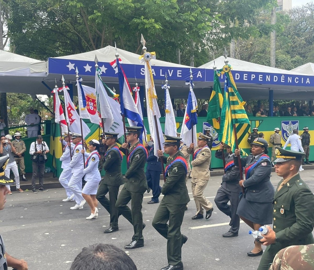 Vídeos: tropas militares e civis festejam os 200 anos da Independência do Brasil, nas ruas de Salvador