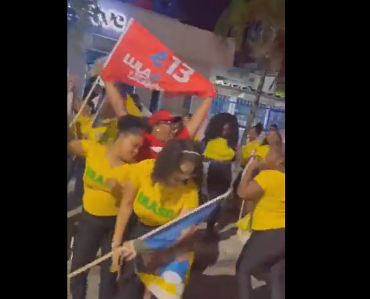 Equipes de petistas e bolsonaristas se reúnem para dançar ao som de jingle do PT na Bahia