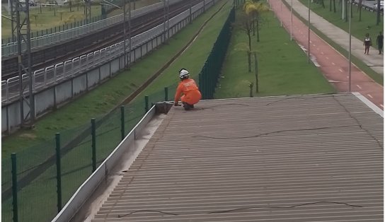 Metrô: Bombeiros resgatam cachorro em área restrita e perigosa na Estação Bairro da Paz, em Salvador