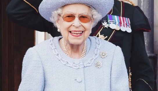 Estado de saúde da rainha Elizabeth II preocupa médicos; "continua confortável e em Balmoral" 